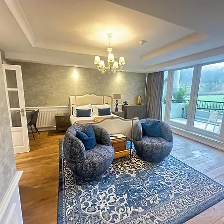 Ξενοδοχείο The At 4*