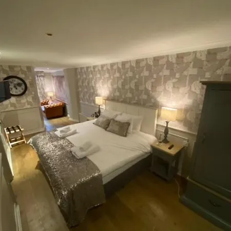 Hotel The At 4*